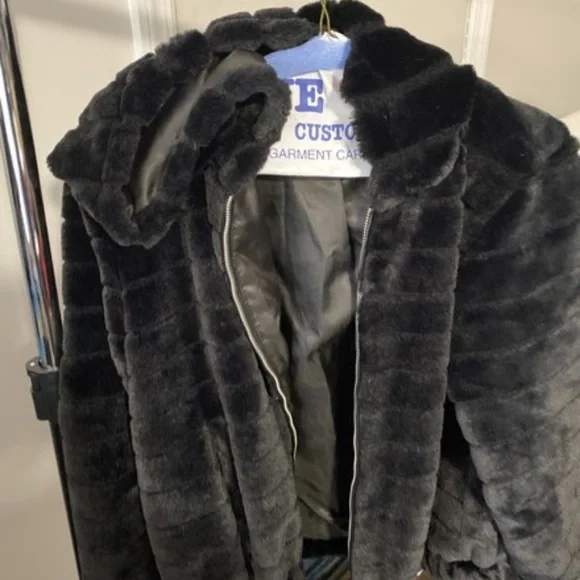 Assorted items - Picture 11 of 12